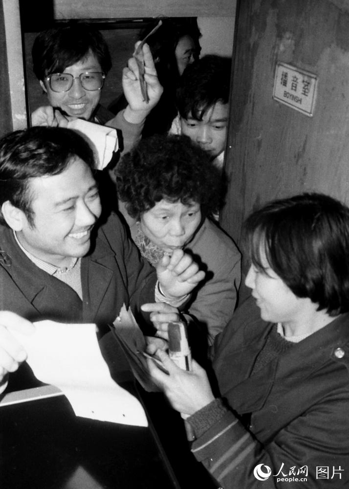 1986年1月30日，天津客运段开往广州的153次列车广播室为旅客春晚点播节目。高锦旭 摄