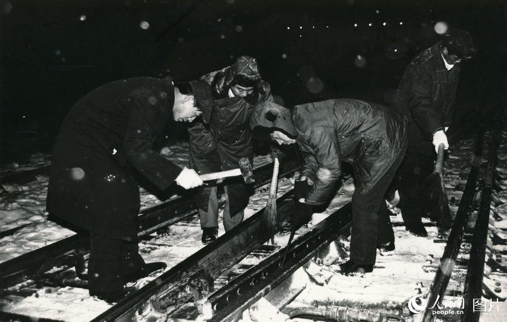 1988年2月10日，锦州站春运除雪保畅通 高锦旭摄