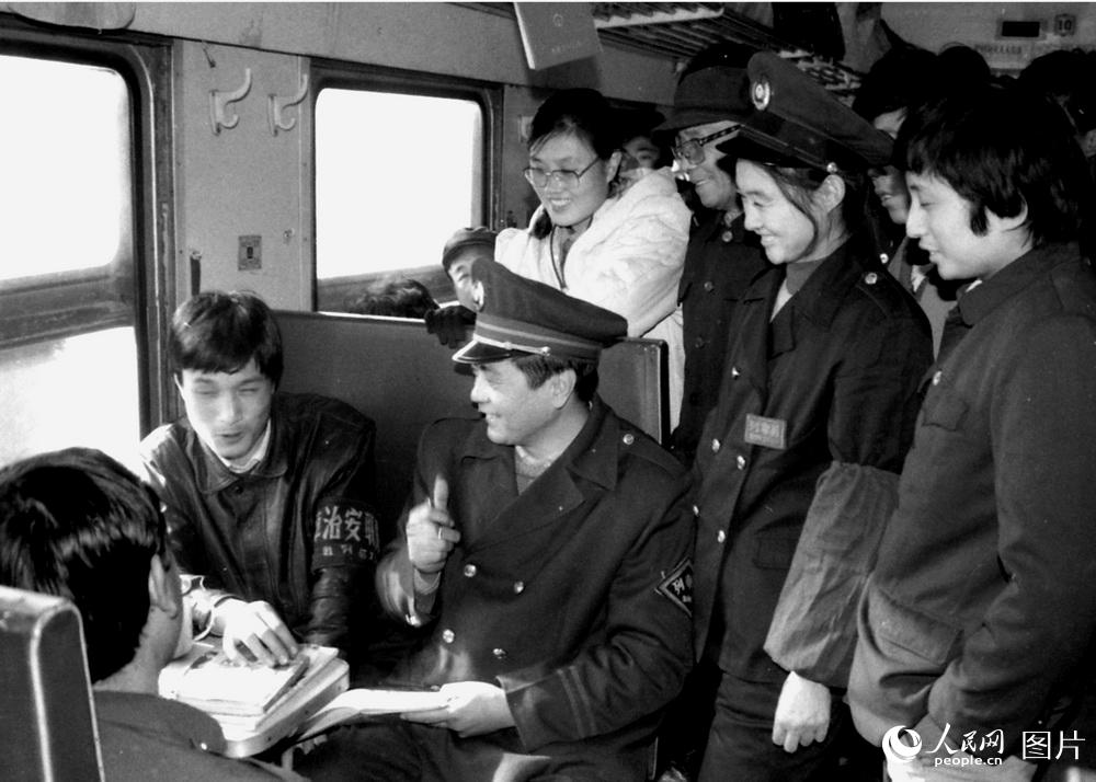 1992年1月16日，牡丹江列车段北京车队166次列车春运中治安联防保安全。高锦旭摄