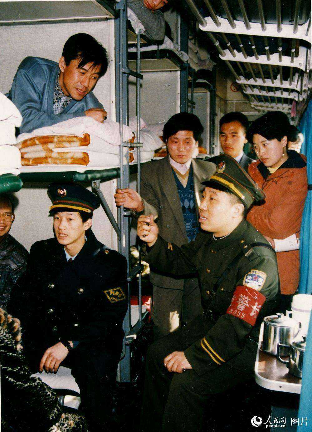 1996年2月10日，T188次列车乘警深入车厢宣传春运保平安。高锦旭摄