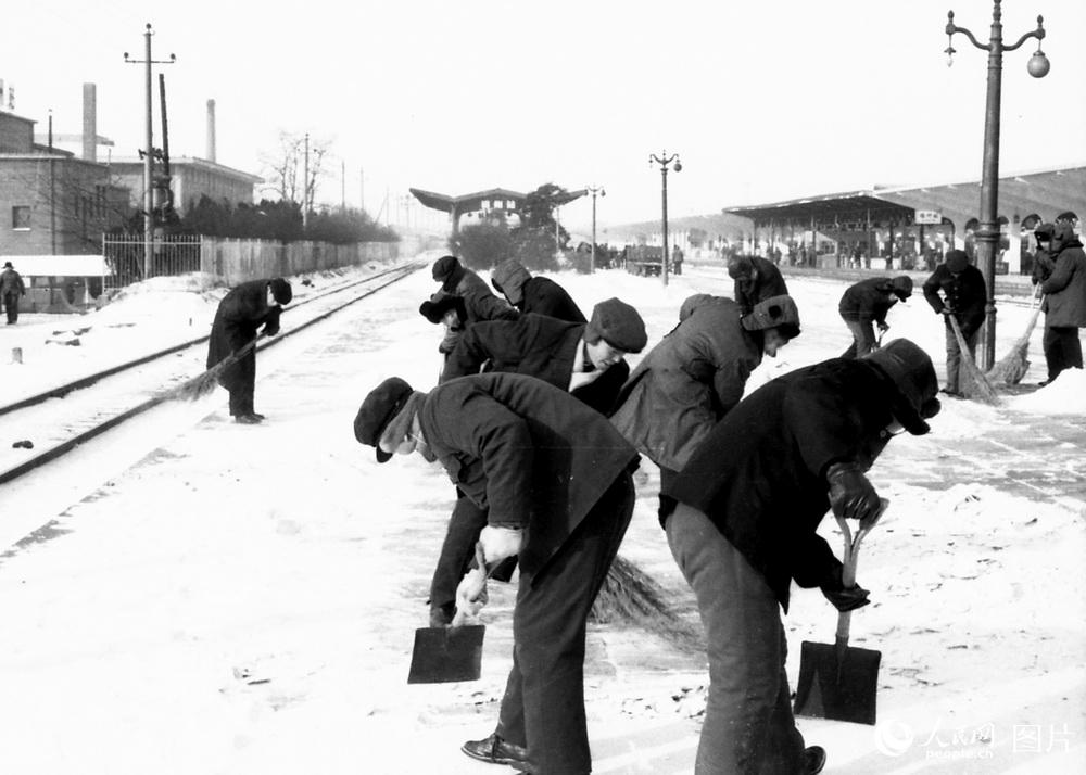 1996年2月10日，春运第一天除雪保畅通锦州站。高锦旭摄