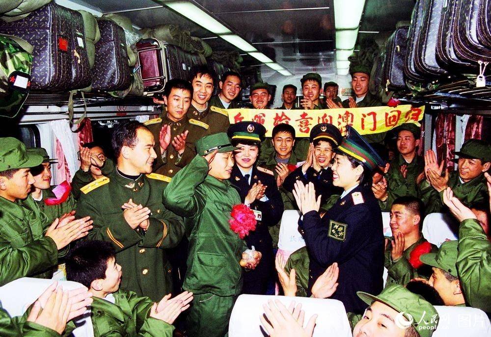1999年12月13日正值春运，又担乘新兵运输，锦州列车段锦州开往北京的590次列车上为新战士举办“盼你早日立军功”刊登于12月17日人民日报5版。