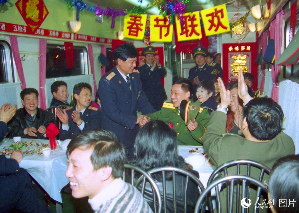 2000年2月4日，除夕夜天津开往广州的153次列车在餐车为旅客举办年夜联欢会。 高锦旭 摄