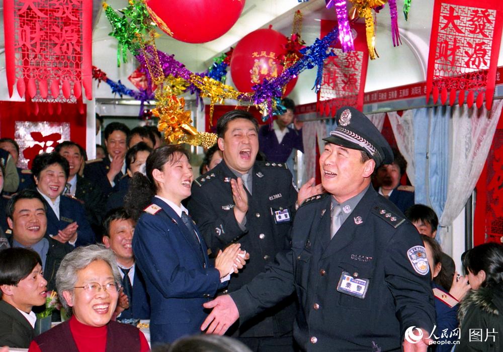 2002年2月11日，火车上的除夕夜天津开往广州东的253次列车乘警演唱歌曲“我的祖国”。高锦旭摄