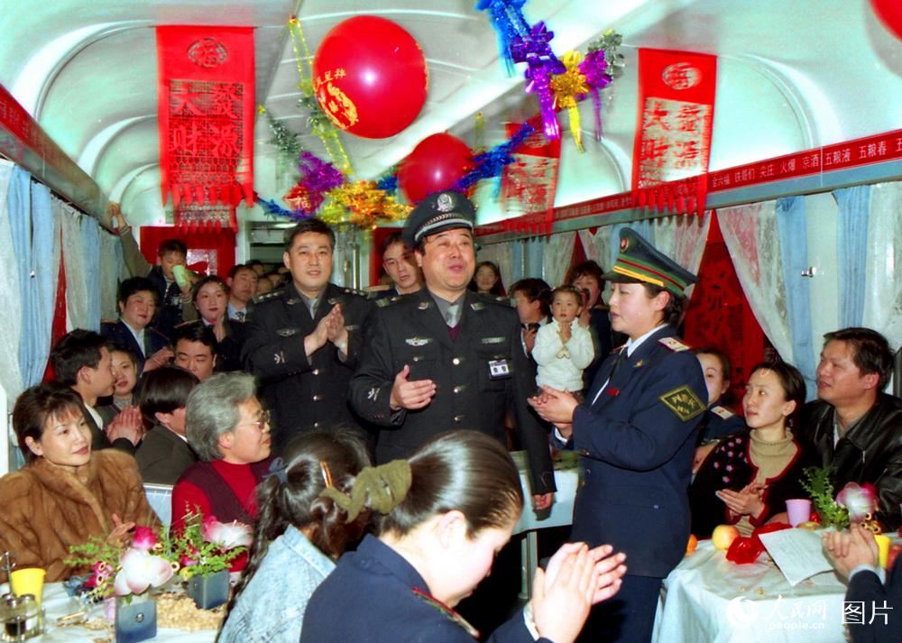2002年2月11日，由天津开往广州的253次列车为旅客举办”火车上的除夕夜联欢会“。高锦旭摄