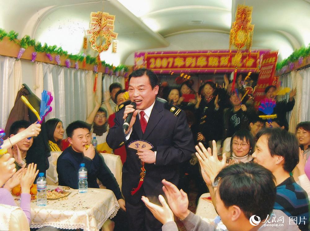 2007年2月17日，除夕铁道部，首次在全国各次列车上为旅客举办”列车上的春节联欢会。图片拍摄于锦州开往北京的2590次列车。高锦旭摄