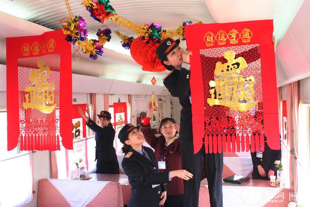 2009年1月25日，1477次列车认真为旅客做好春晚旅行的准备工作。 高锦旭摄