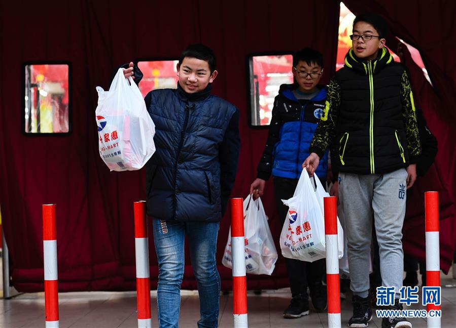 （关注春运·图片故事）（11）求学“小候鸟”千里归巢记——放假启程
