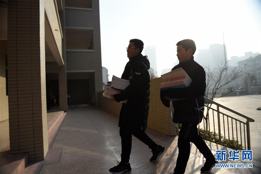 （关注春运·图片故事）（12）求学“小候鸟”千里归巢记——放假启程