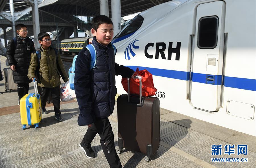 （关注春运·图片故事）（17）求学“小候鸟”千里归巢记——放假启程