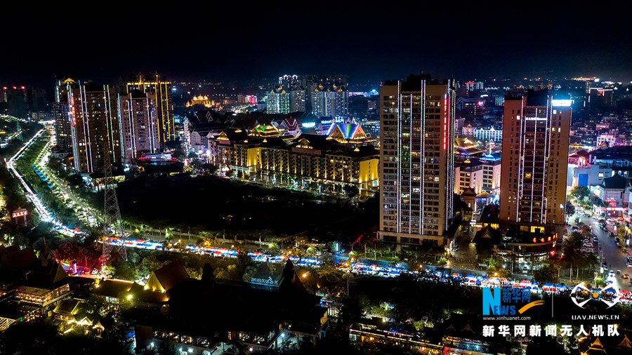 夜幕下的西双版纳傣族自治州州府所在地景洪市，灯火璀璨，既繁华绚丽，又别有风情。