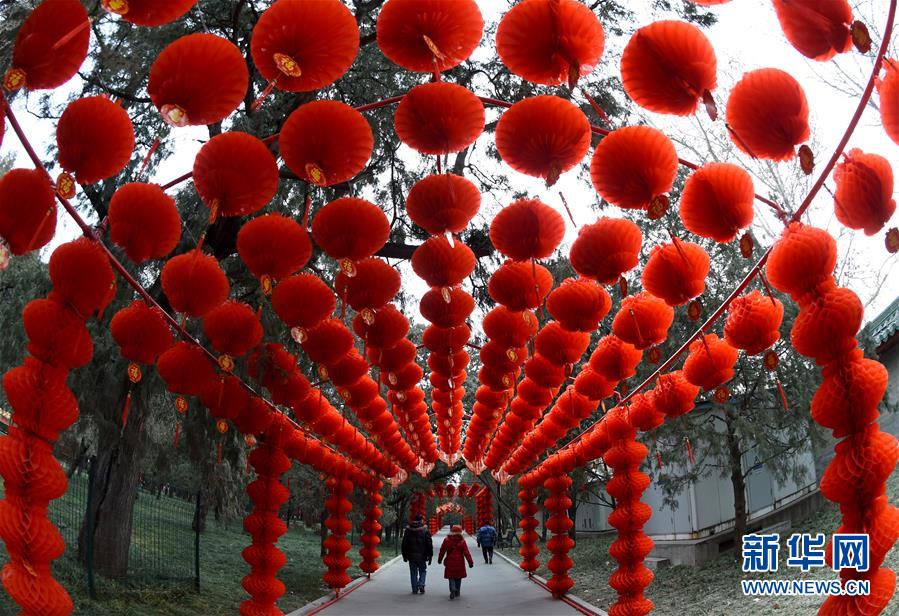 （社会）（2）北京地坛：张灯结彩迎庙会