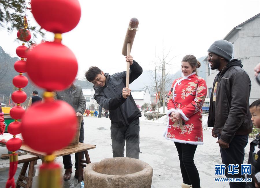 （新春走基层）（7）“洋媳妇”回村来过年