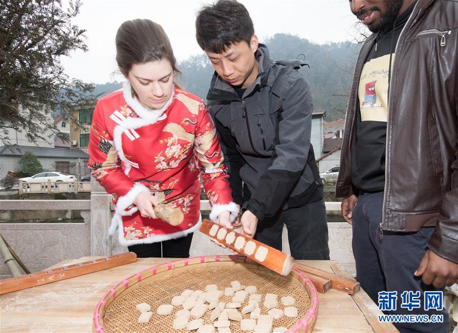 （新春走基层）（8）“洋媳妇”回村来过年