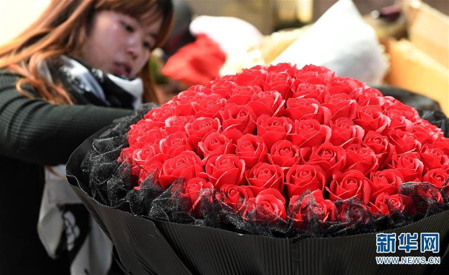 （社会）（1）云南大批鲜花上市 花卉市场迎交易高峰