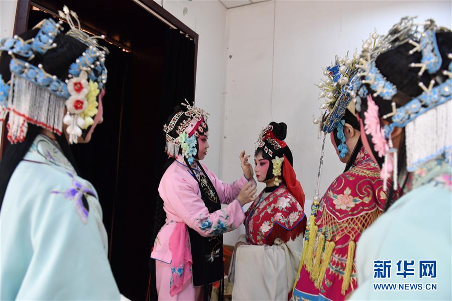 （社会）（3）体验京剧迎“三八”