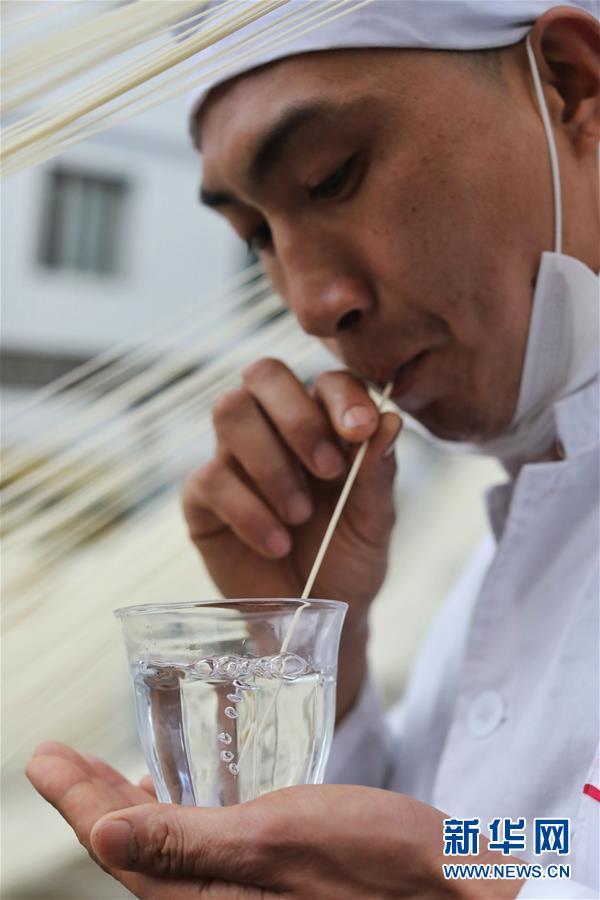 （社会）（6）探访古法空心面制作工艺