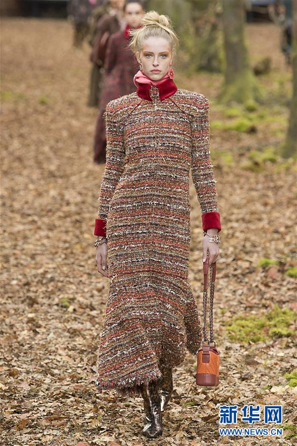 （国际）（1）巴黎时装周：香奈儿发布秋冬女装成衣新品