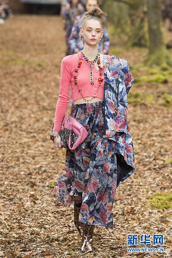 （国际）（2）巴黎时装周：香奈儿发布秋冬女装成衣新品