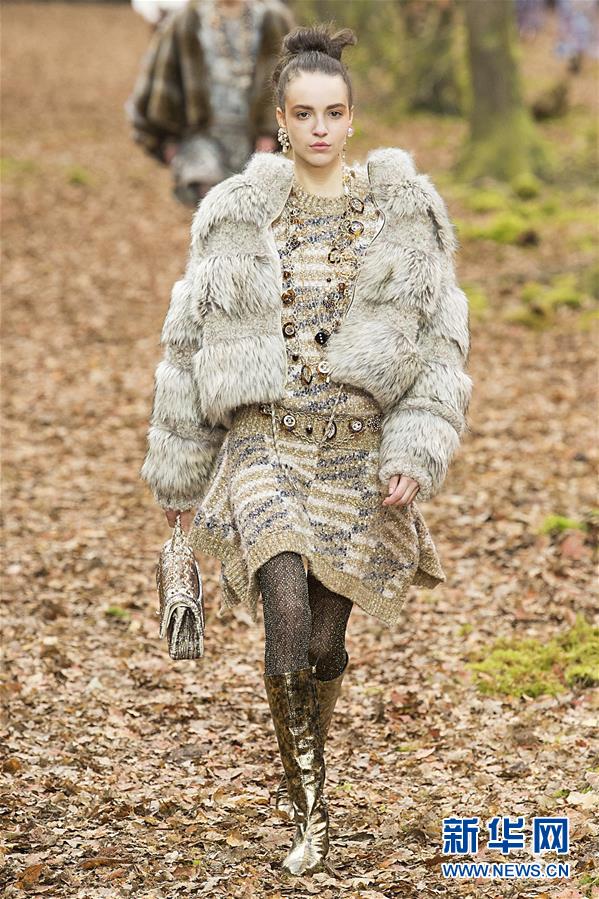 （国际）（3）巴黎时装周：香奈儿发布秋冬女装成衣新品