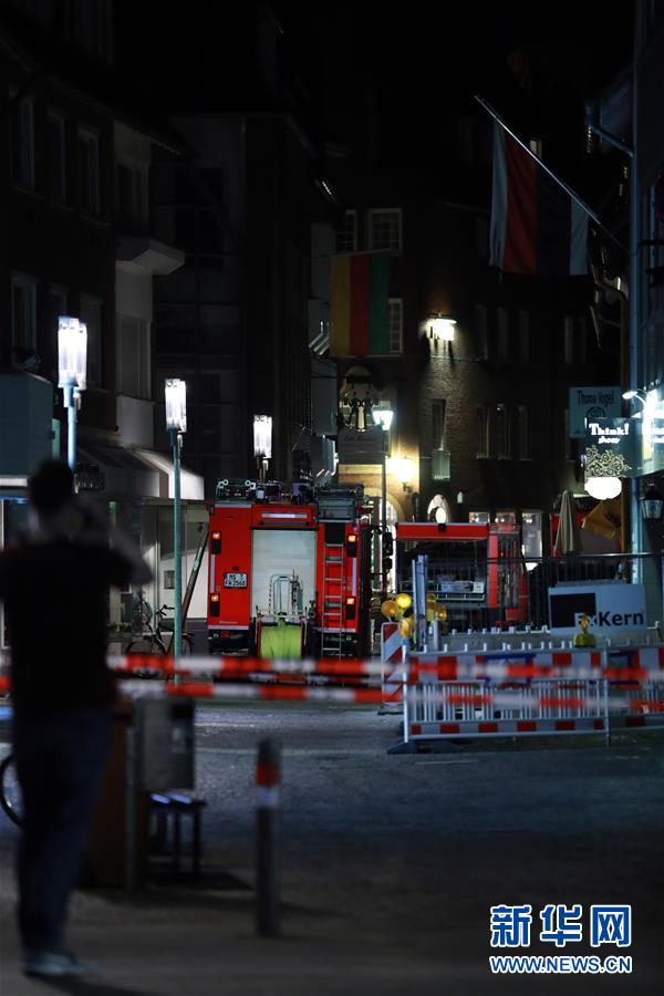 （国际）（1）德国一小型货车冲撞人群造成多人死伤
