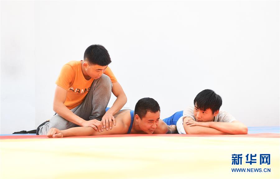 （图片故事）（9）乡村中学里的摔跤班