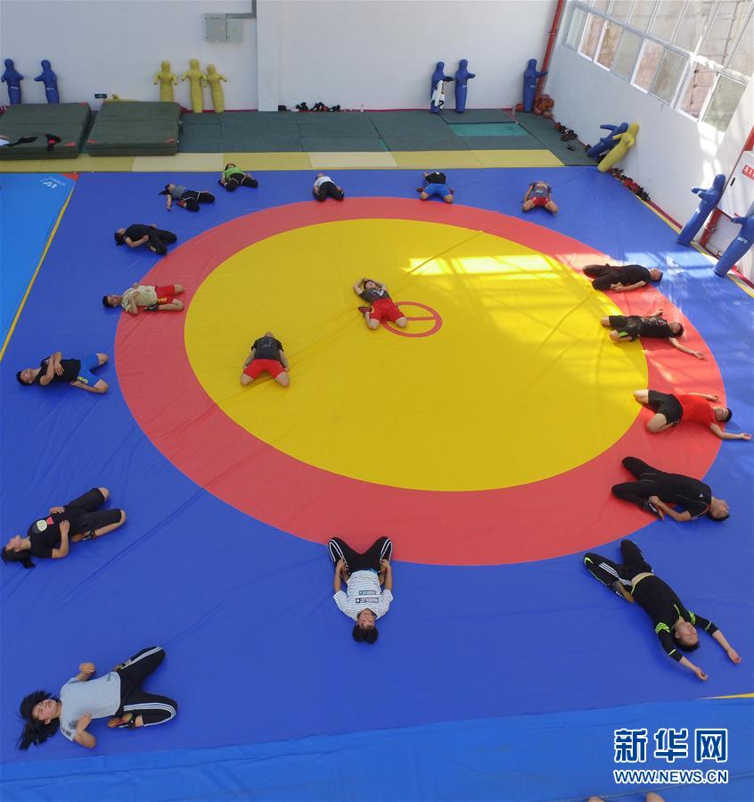（图片故事）（10）乡村中学里的摔跤班