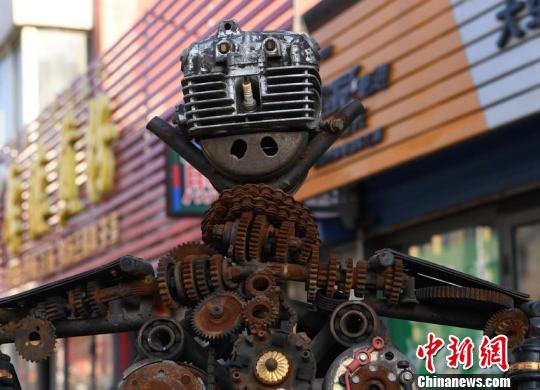 吉林修理工用废旧摩托车零件制成机器人