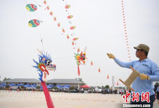 4月25日，来自淮南风筝代表队的选手正在放飞88米长龙风筝。　韩苏原 摄