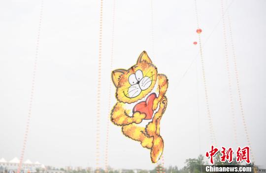 4月25日，卡通风筝在天空翱翔。　韩苏原 摄