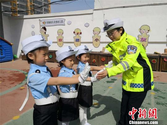 5月3日，甘肃白银交警部门联合辖区幼儿园开展幼儿交通安全主题宣传教育活动。　包国龙 摄
