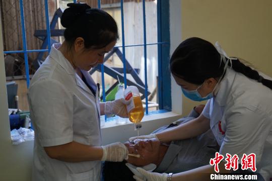 广西眼科医疗队赴柬埔寨开展消除白内障行动