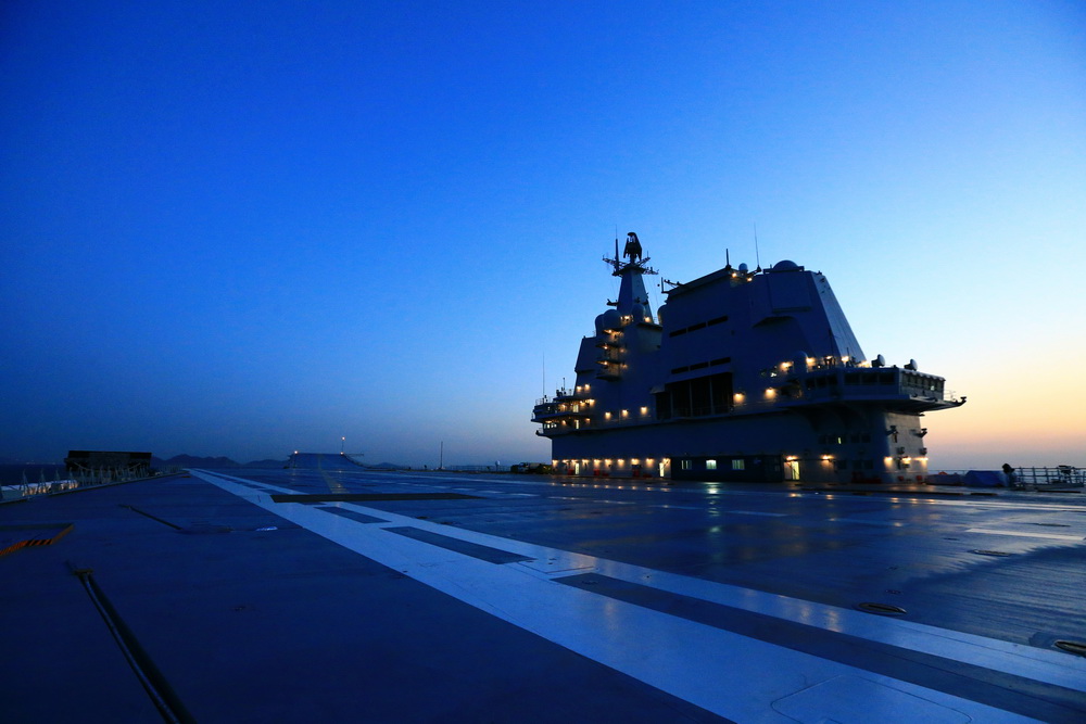 我国第二艘航母完成首次出海试验返回大连