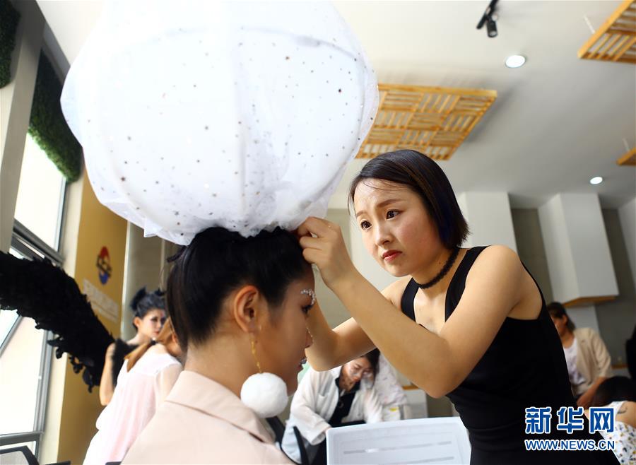 #（社会）（4）以赛为媒 毕业生找“婆家”