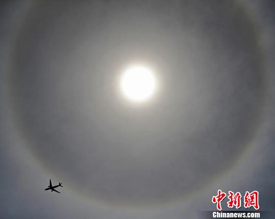 上海空中出现日晕现象