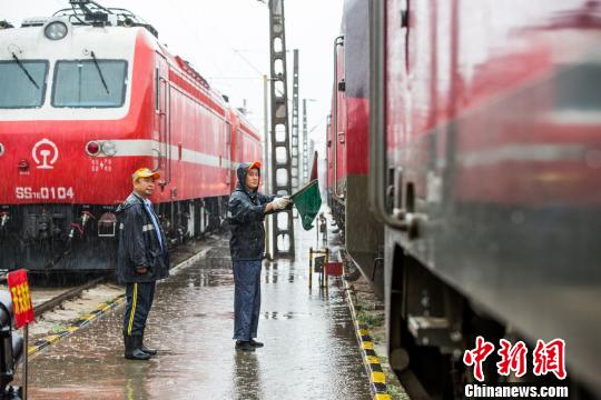 陕西迎大范围强降雨铁路职工精修车头保安全
