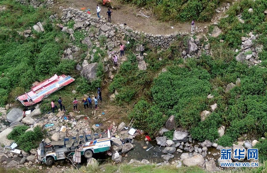 （国际）印度北部一客车坠入深谷35人死亡