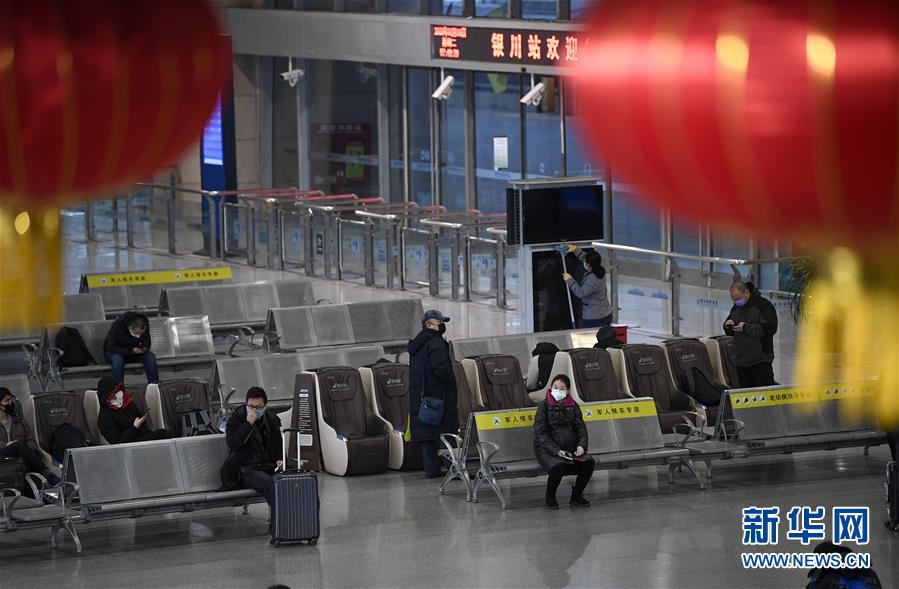 2月18日,旅客在银川火车站候车大厅等待乘车.