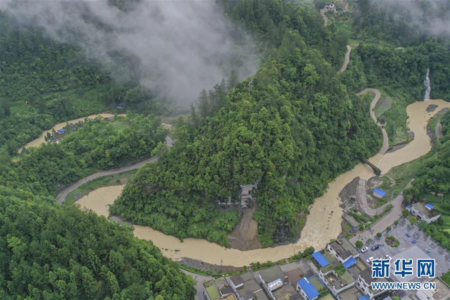 这是7月1日在重庆市黔江区金溪镇平溪村拍摄的袁溪河洪水(无人机照片)