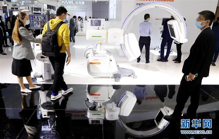 原标题:中国国际医疗器械博览会在沪开幕 10月19日,观众在展会上参观