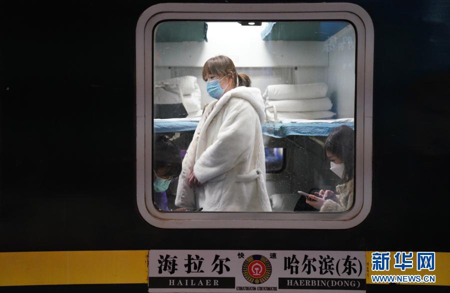 在哈尔滨火车站,旅客登上k7093次列车(2021年1月6日摄.