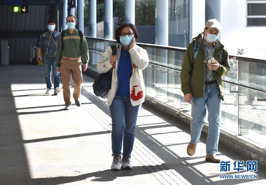 2月5日,市民戴着口罩在香港元朗公园漫步.记者 卢炳辉 摄