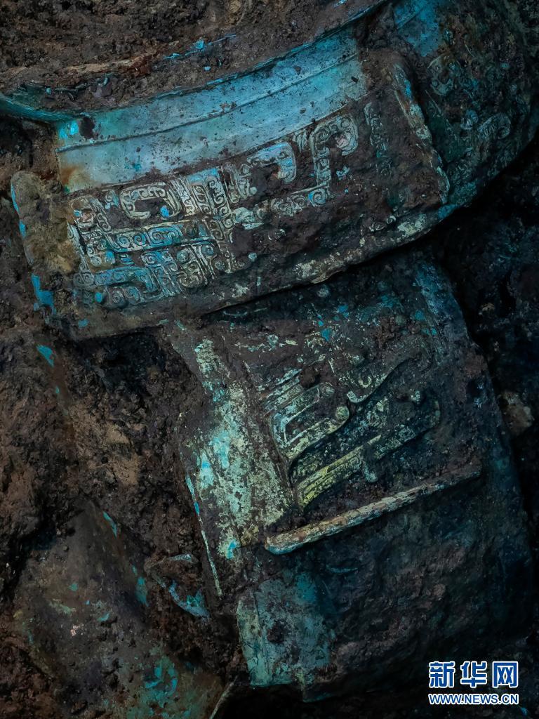 这是在四川省广汉市拍摄的三星堆遗址3号"祭祀坑"中新发现的青铜器