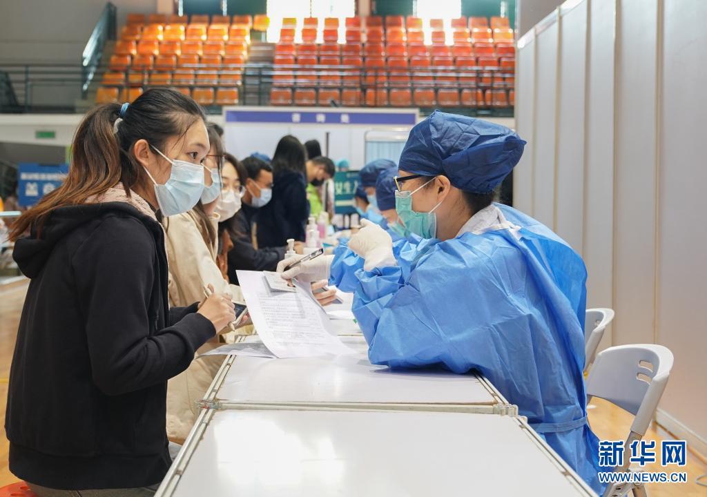 上海高校师生有序进行新冠疫苗接种