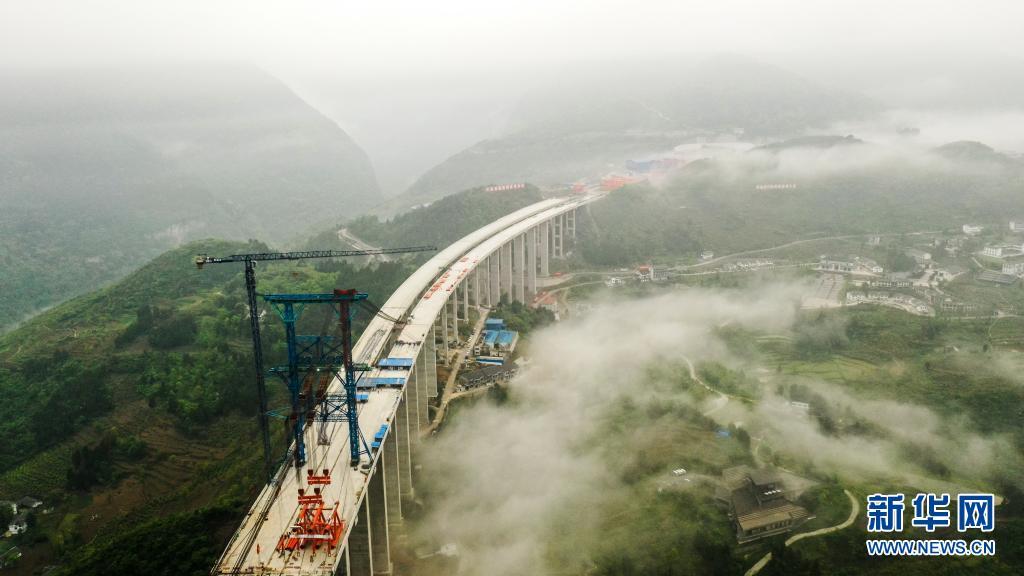 贵州仁遵高速大发渠特大桥建设进展顺利