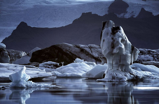 摄影师拍摄冰川消融奇异美景
