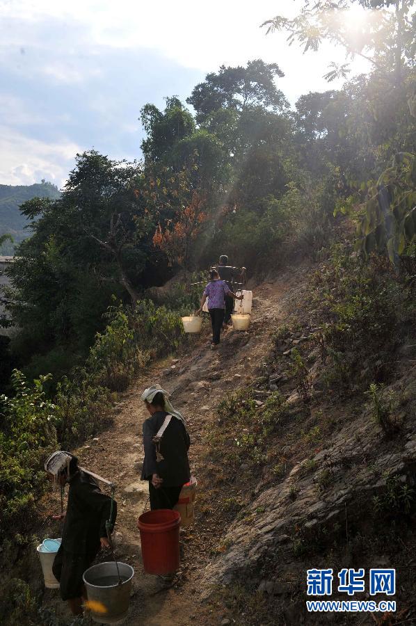 翻山越岭取水路