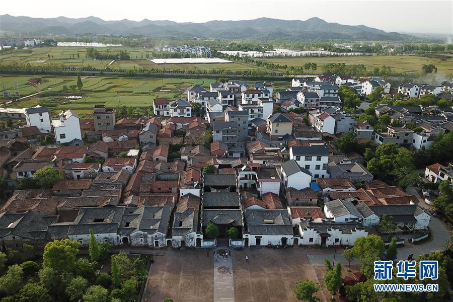 空中俯瞰浙江省衢州江山市石门镇清漾村(2018年4月20日摄,无人机照片)