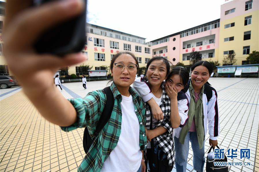 在四川省凉山州越西县西城中学,莫色小兰(左二)和学生们一起自拍合影