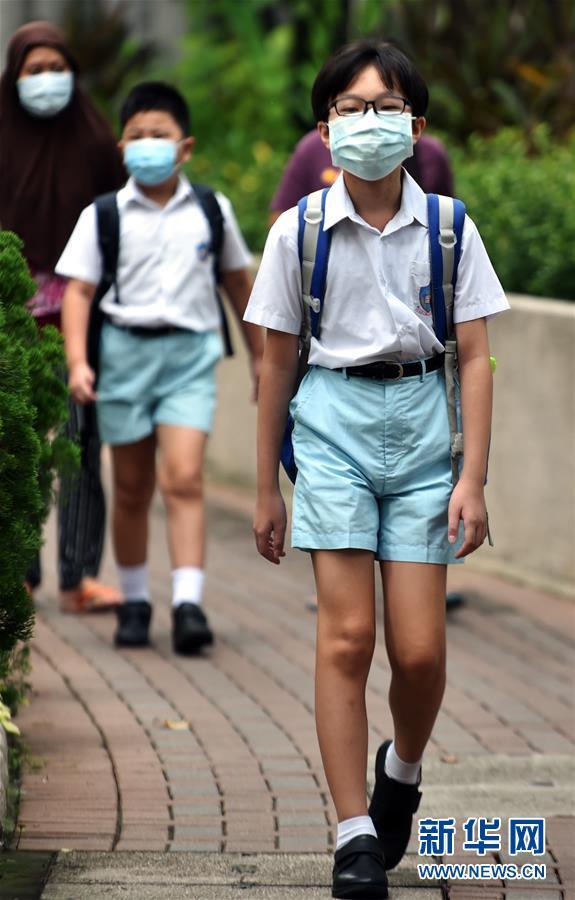 9月29日,在香港荃湾,学生走在去学校的路上